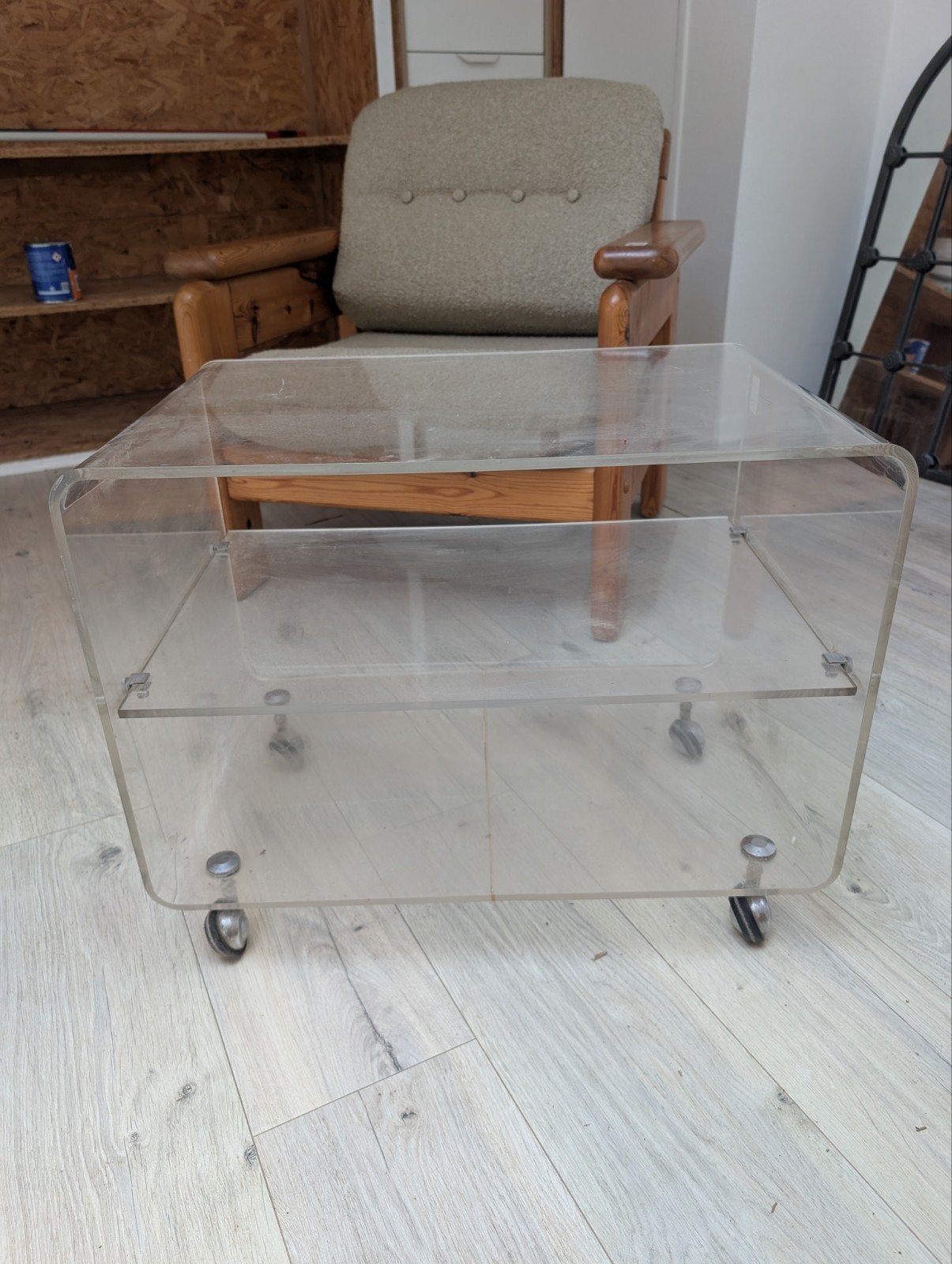 Meuble rangement plexiglass à roulettes
