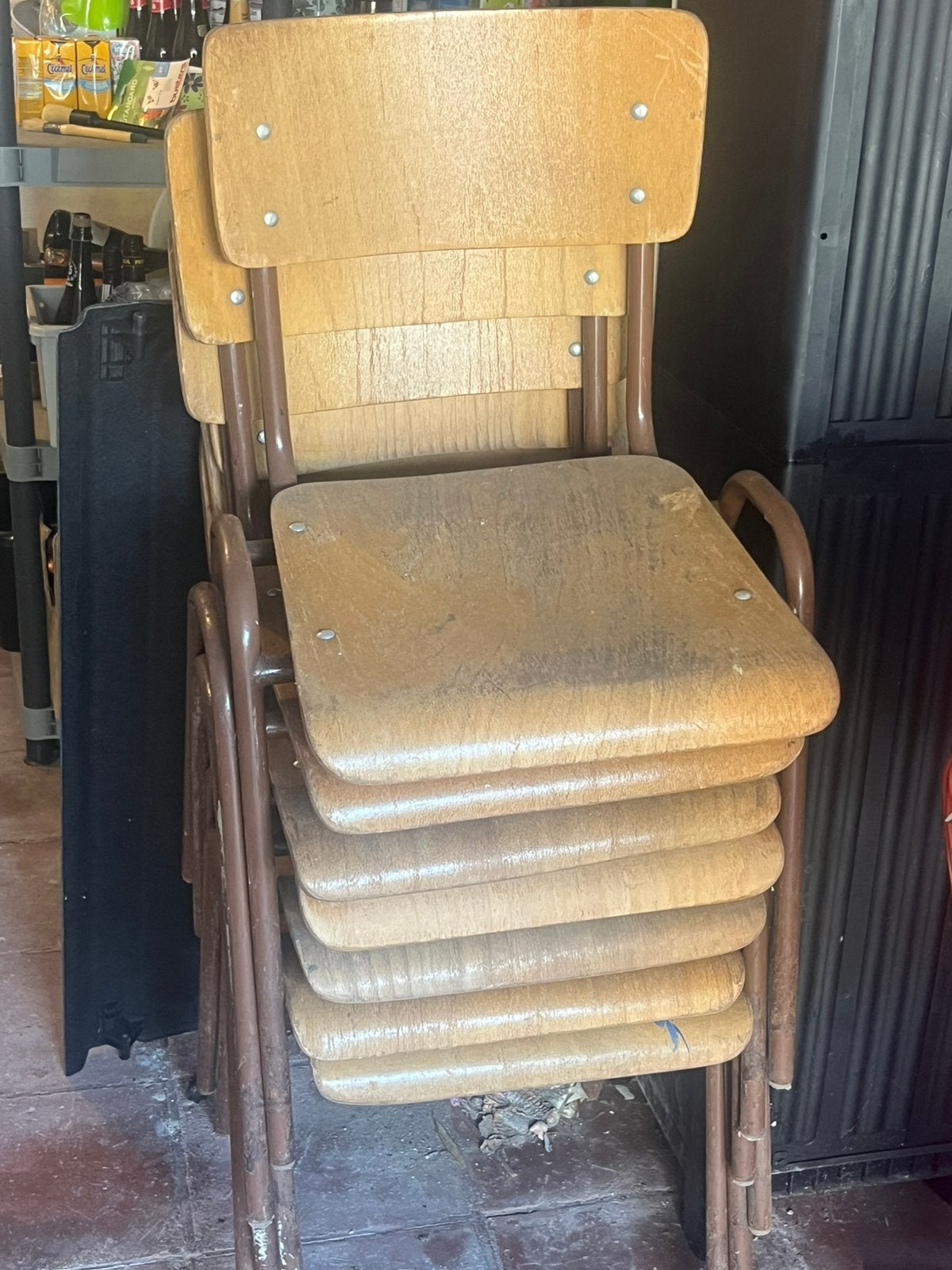 Oude schoolstoelen, Enlèvement, Utilisé