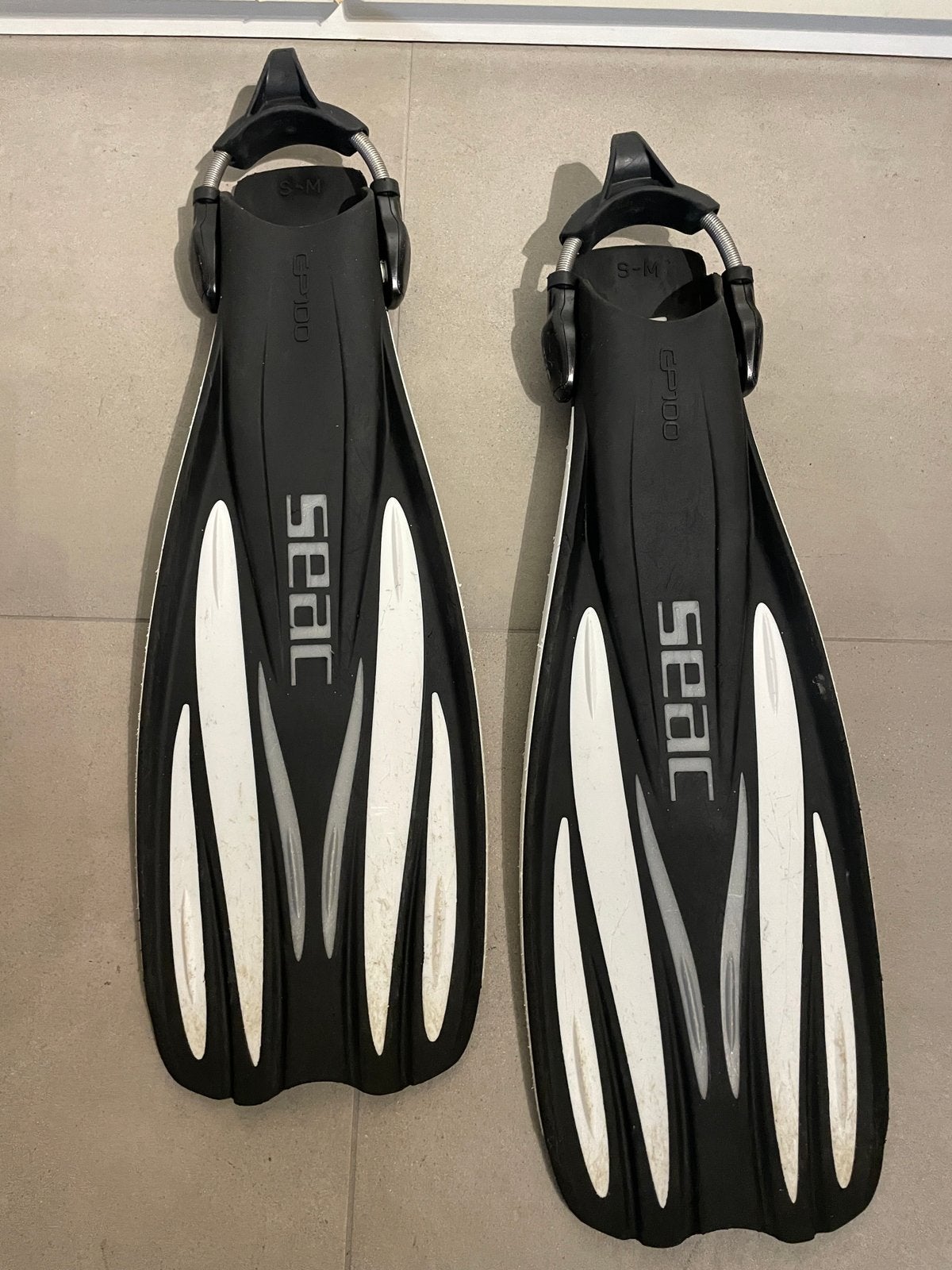 Open hiel vinnen Seac GP100, maat S-M, Watersport en Boten, Ophalen of Verzenden, Gebruikt, Zwem- of Duikvliezen