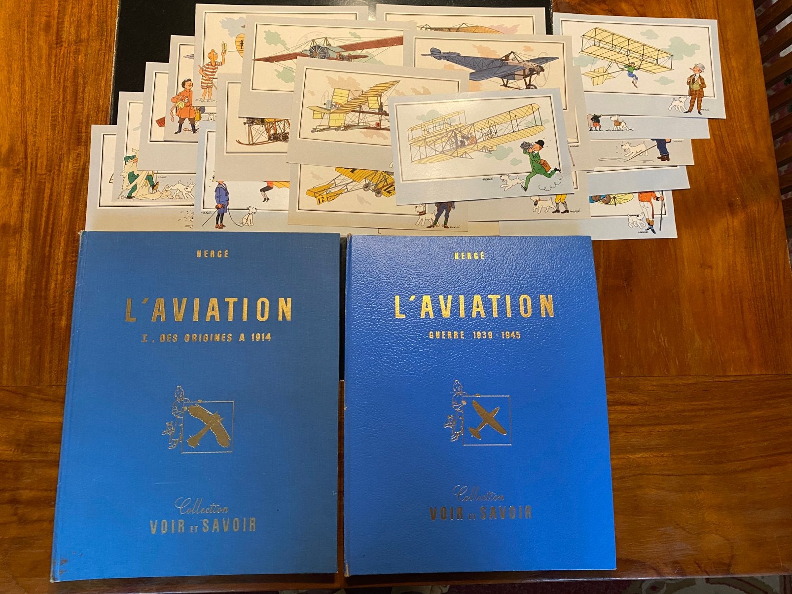 2 tomes tintin et l’aviation , Herge , complets + 23 chromos, Timbres & Monnaies, Enlèvement ou Envoi