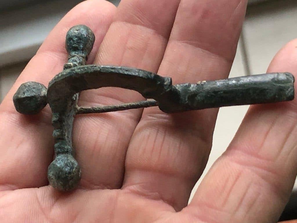 Romeinse mantelspeld KRUISBOOG fibula 3 Knoppen naald +++, Ophalen of Verzenden, Brons