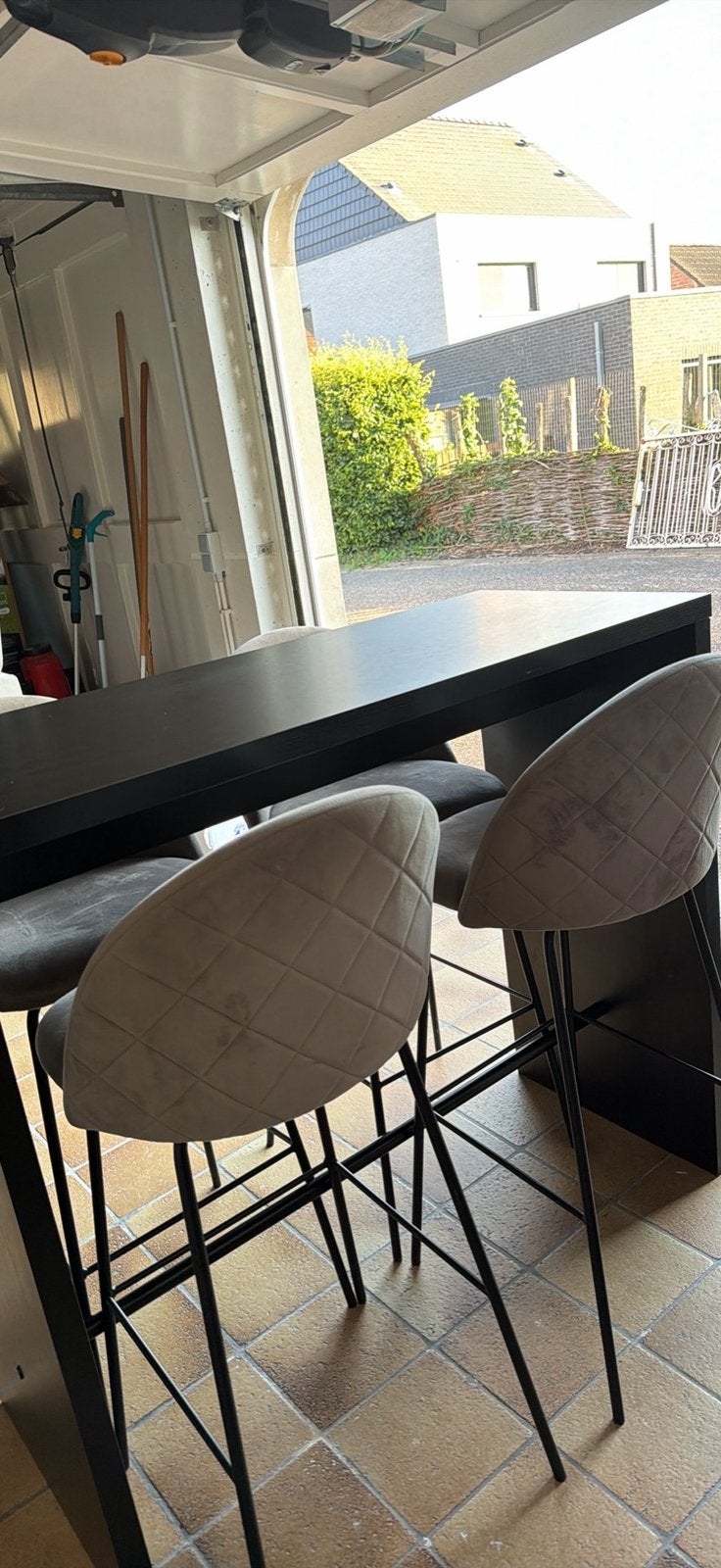 Table haute noire avec 4 chaises assorties, Enlèvement