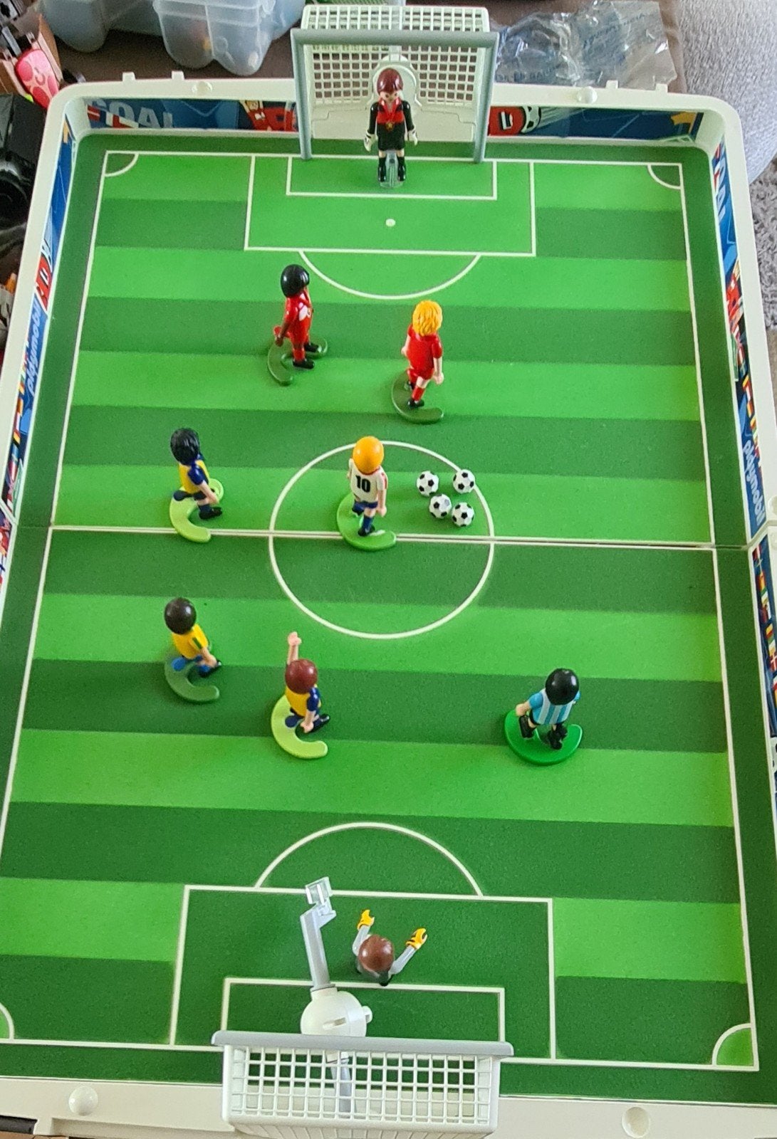 Playmobil mee neembaar voetbalveld, Ophalen