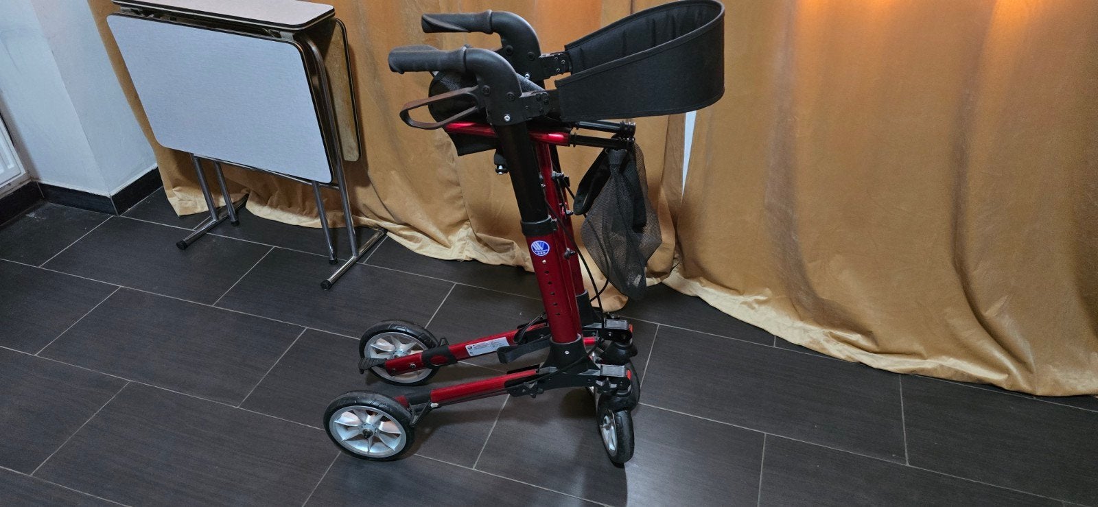 Quadri-Light neuf jamais servi


Facile à transporter!
Le Qu, Enlèvement ou Envoi