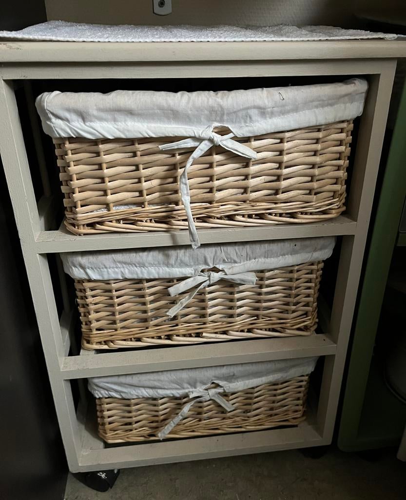 Kastje met 3 rieten manden, Huis en Inrichting, Kasten | Ladekasten, Ophalen, Zo goed als nieuw