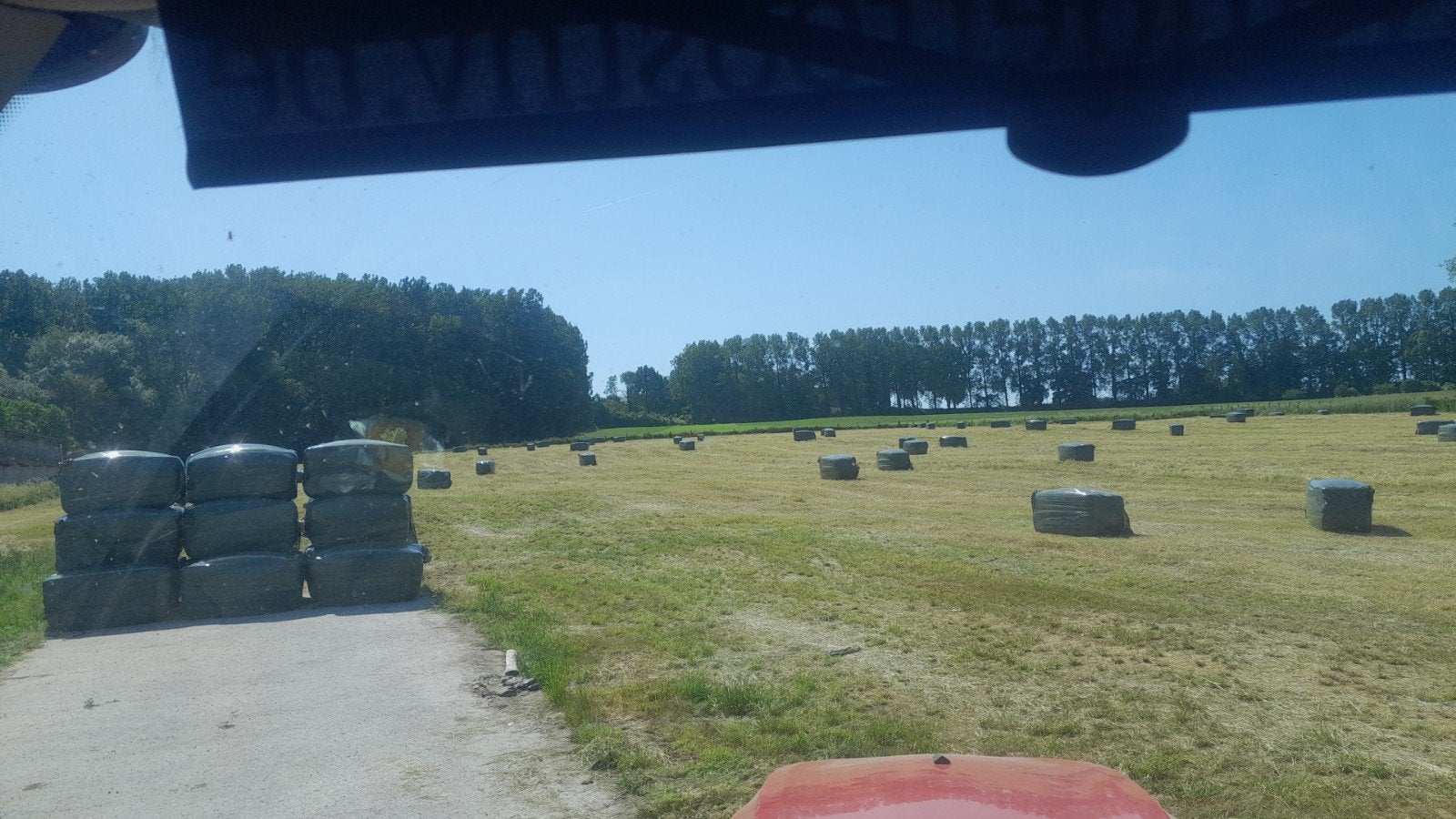 Kleine midi grote balen hooi voordroog, Ophalen