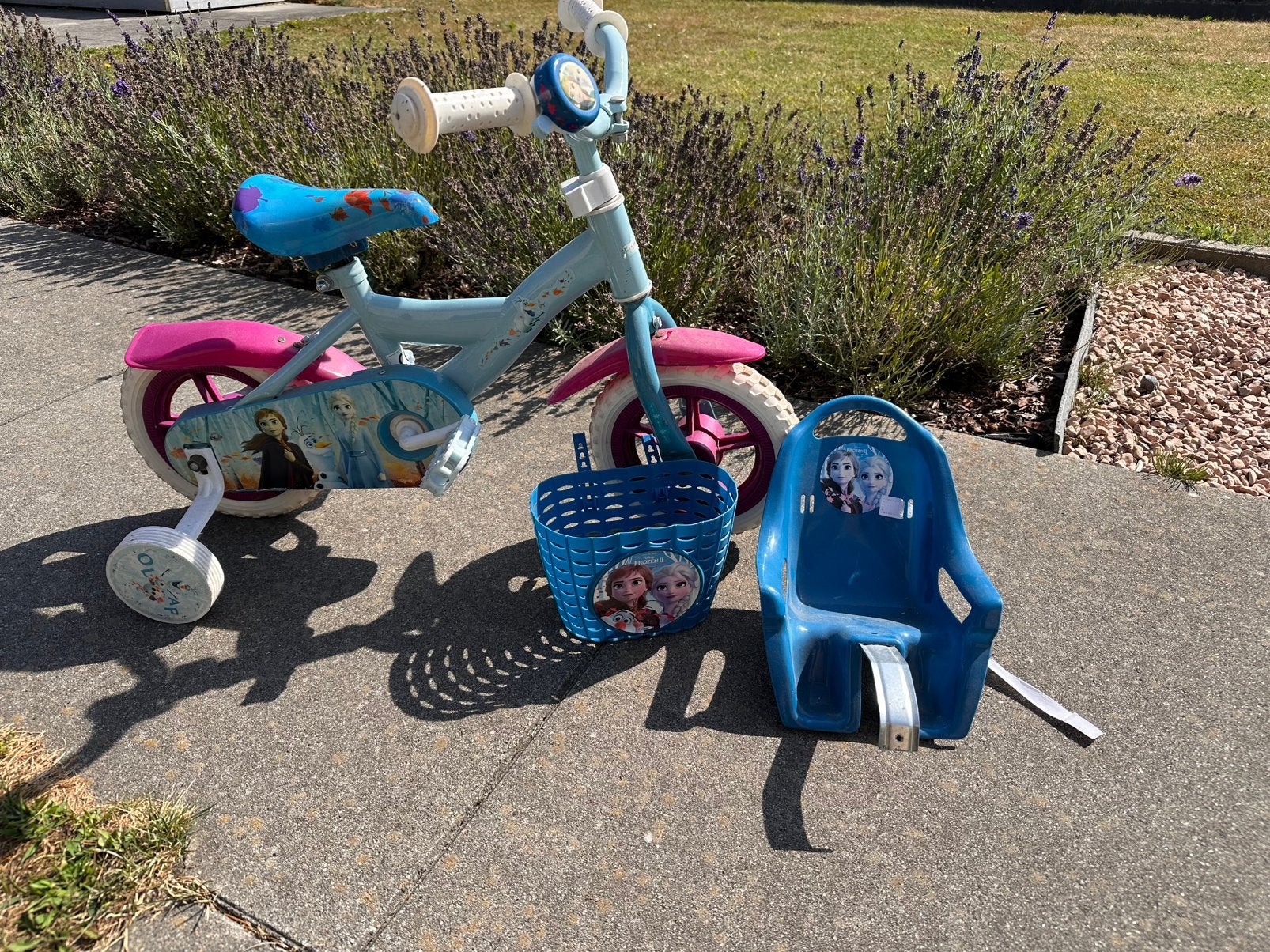 Meisjesfiets Frozen met accessoires, Fietsen en Brommers, Ophalen, Zo goed als nieuw
