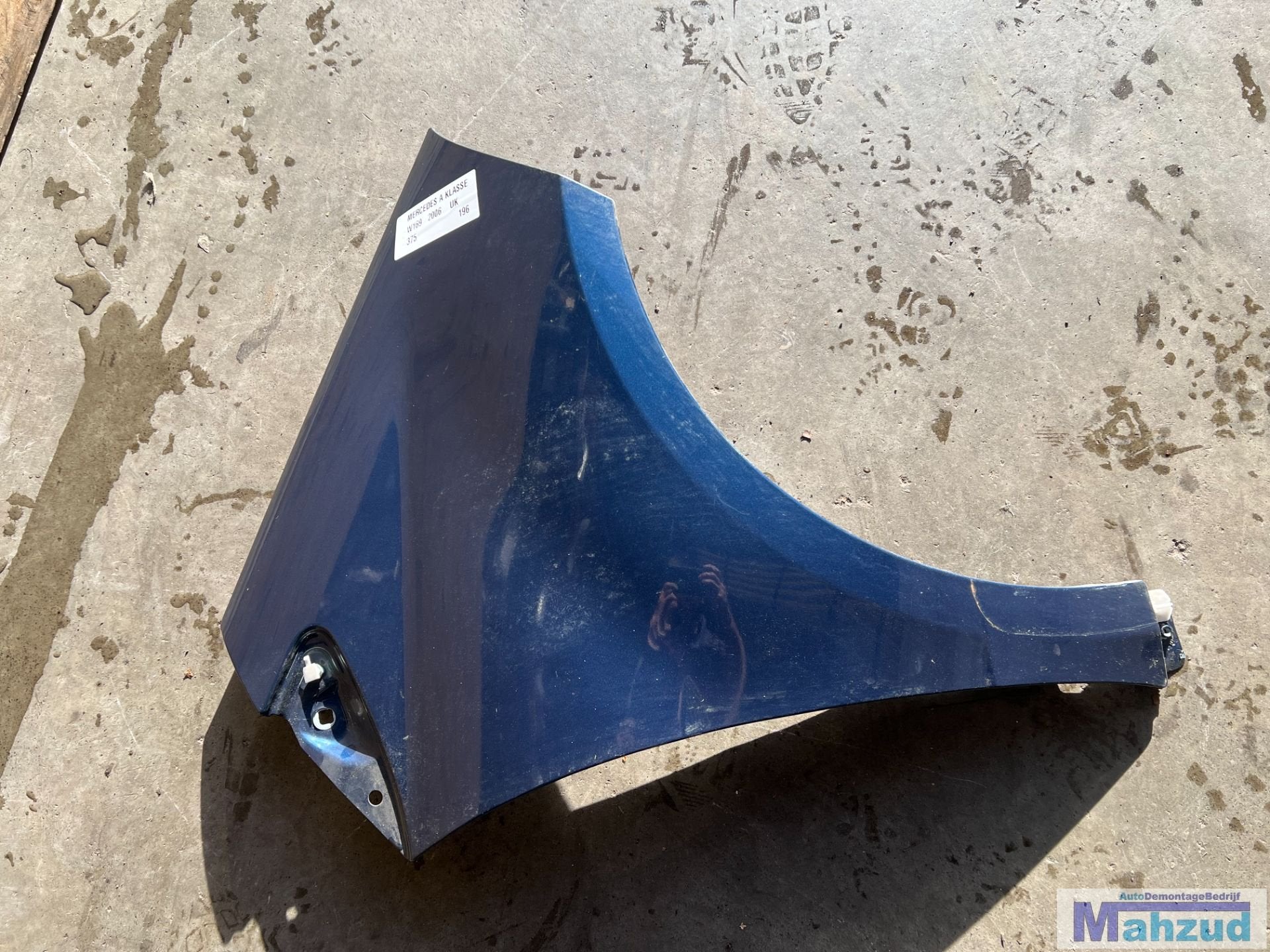 Aile avant droite MERCEDES CLASSE A W169 Bleue 375 2004-2012, Mercedes-Benz AG, Mercedes-Benz, Utilisé, Mercedesstrasse 120
70372  Stuttgart, DE