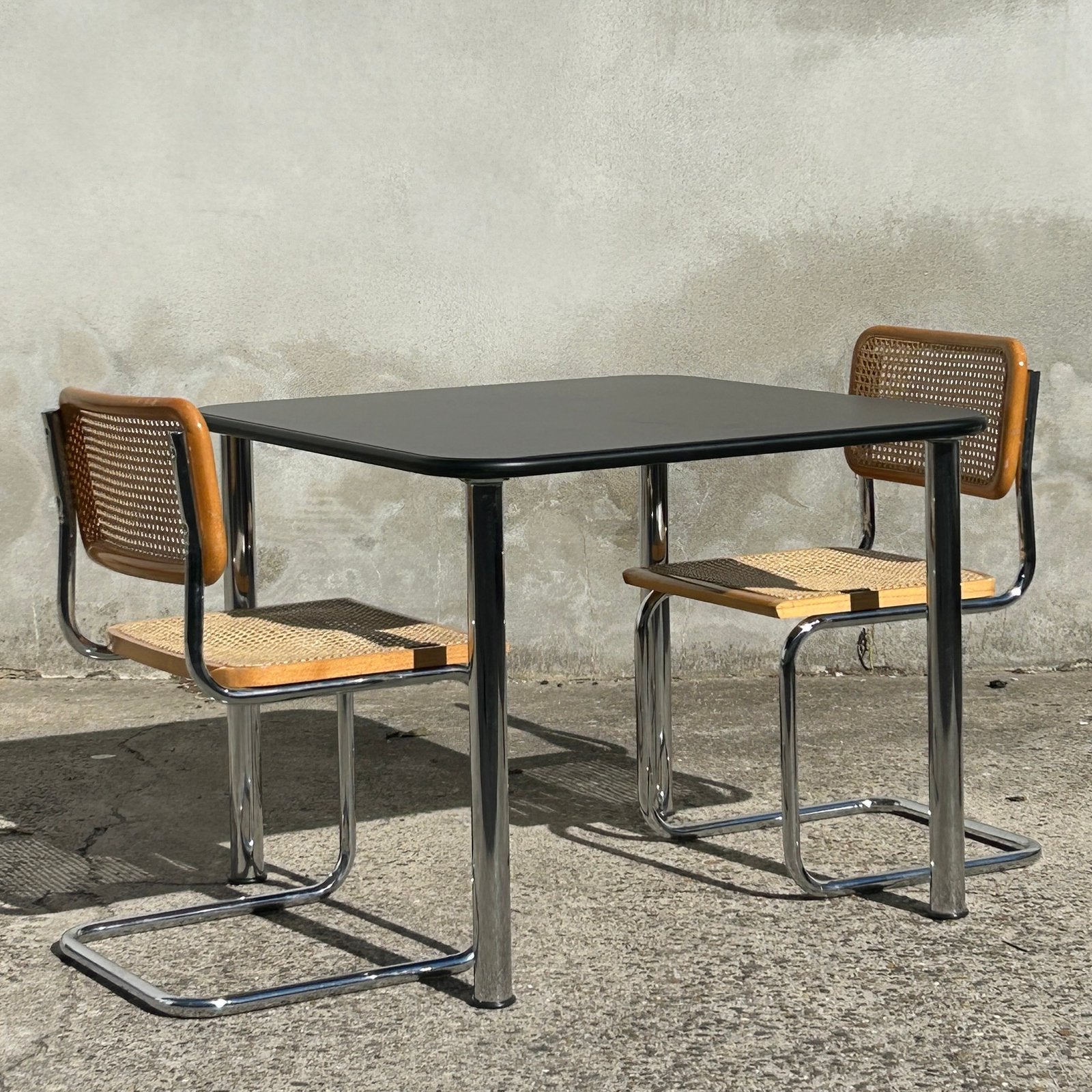 Table à manger vintage avec plateau noir et pieds chromés, Neuf, Quatre personnes, Enlèvement ou Envoi, 50 à 100 cm