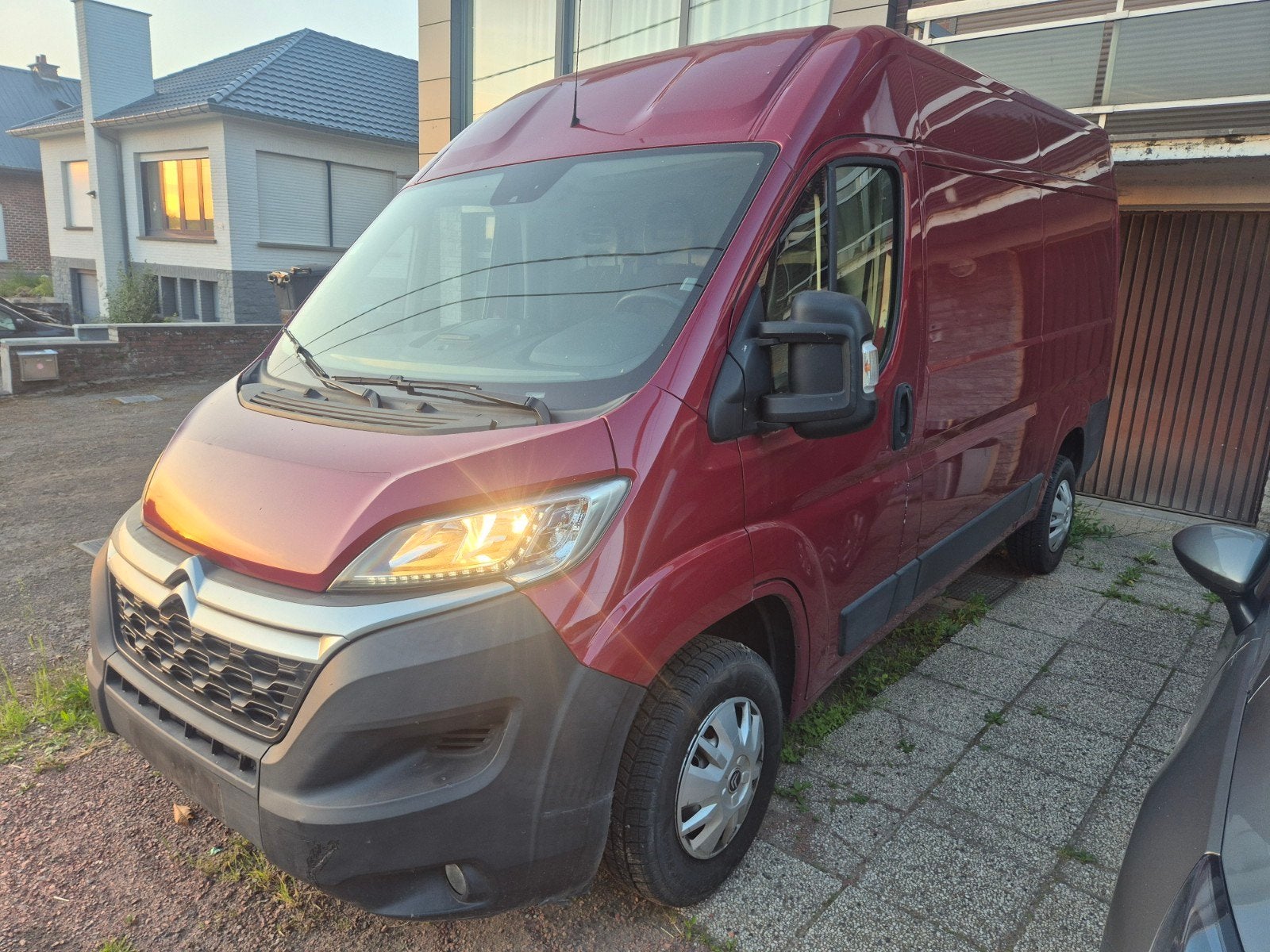 prête à travailler, Autos, Rouge, 3 places, Boîte manuelle, 120 kW