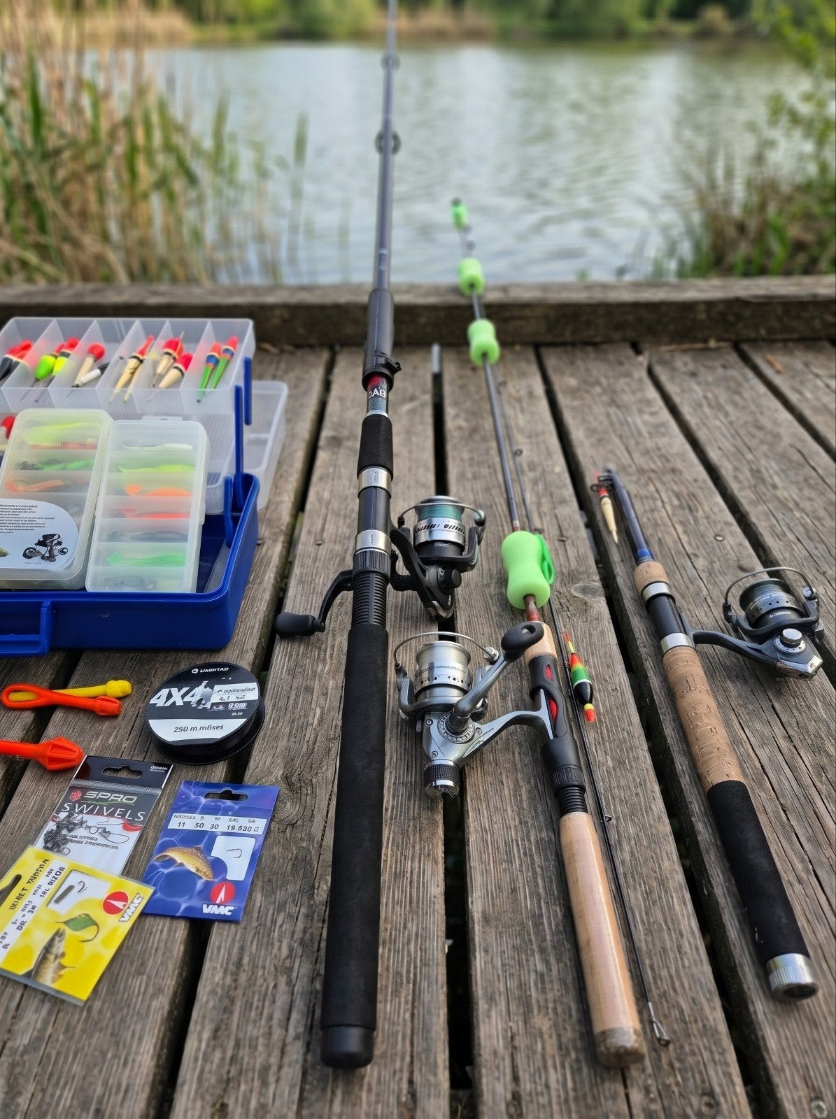 Lot de pêche complet : 3 cannes  + mouline + bacs + accessoi, Enlèvement, Comme neuf, Autres types