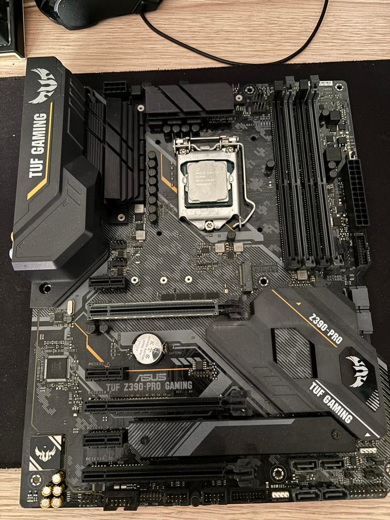 ASUS TUF z390-pro moederbord met Intel Core i5-9500 CPU, Computers en Software, Moederborden, Ophalen of Verzenden, Zo goed als nieuw