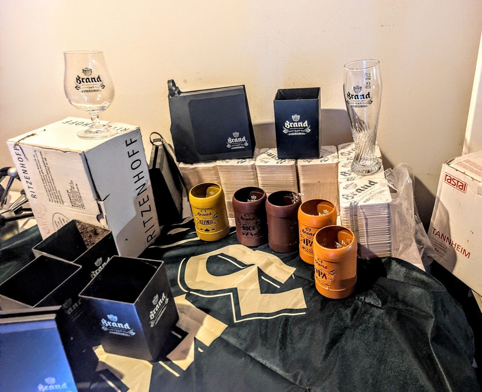 groot pakket brand artikelen- bar viltjes glazen etc, Collections, Marques de bière, Enlèvement ou Envoi, Sous-bock, Brand