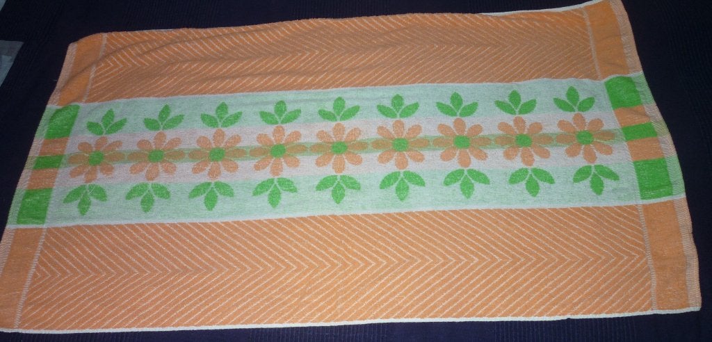 E9. Serviette de bain Santens – 110  65 cm – Vert & rose, Maison & Meubles, Enlèvement ou Envoi, Utilisé, Vert, Serviette