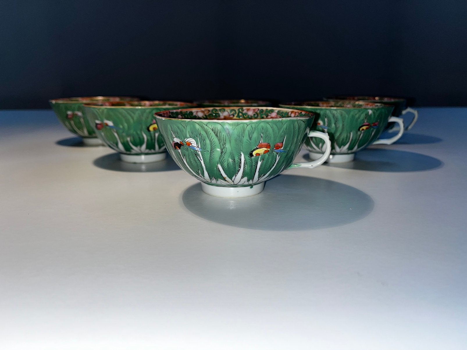 6 tasses chinoises en porcelaine verte à choux et papillons, Antiquités & Art, Enlèvement ou Envoi