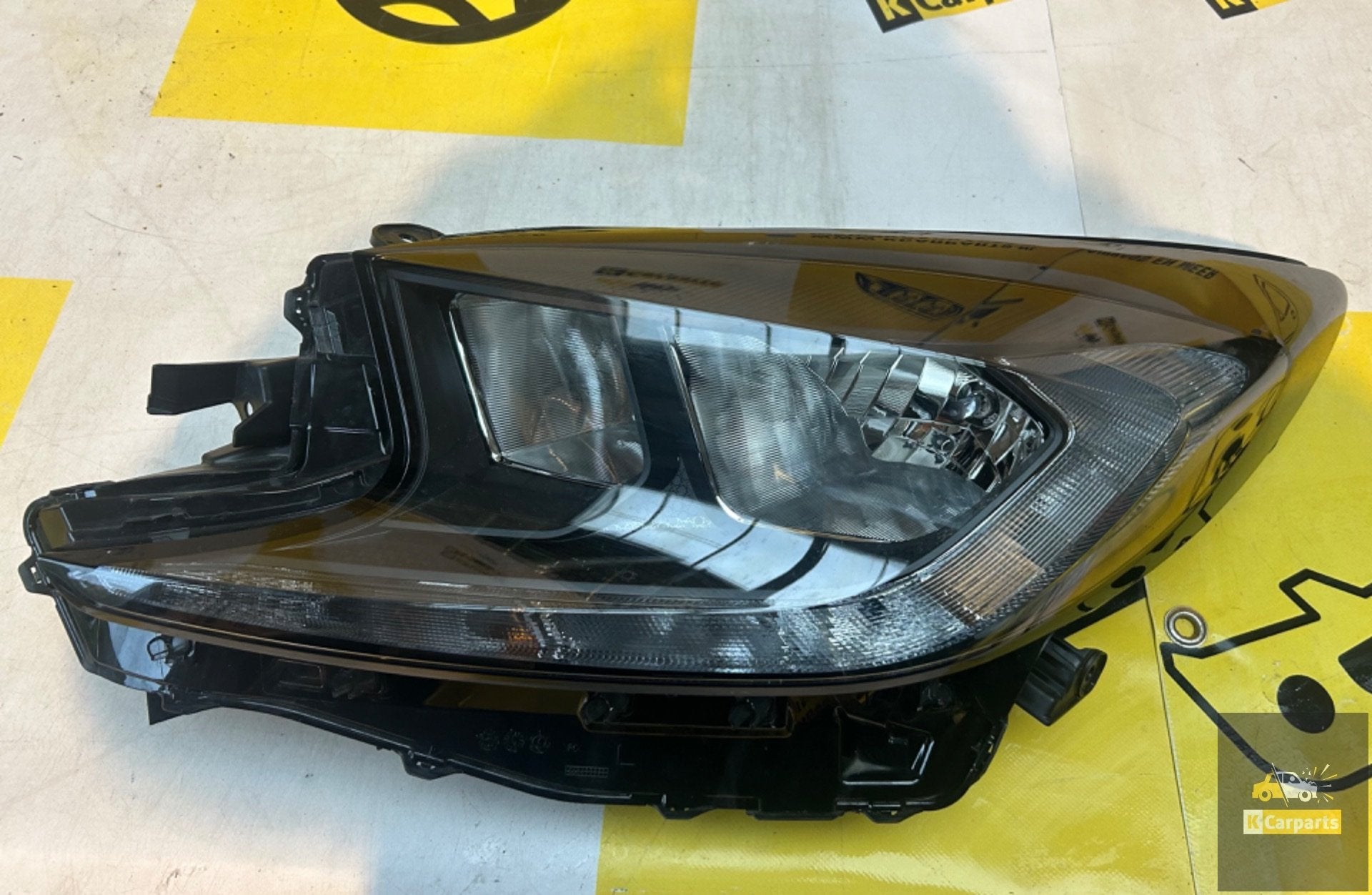 Toyota Aygo X Links voor koplamp origineel 2022-Heden, Info@fabrikant.eu, Fabrikantstraat 1
1000 AA  Amsterdam, NL, Toyota, Fabrikant BV