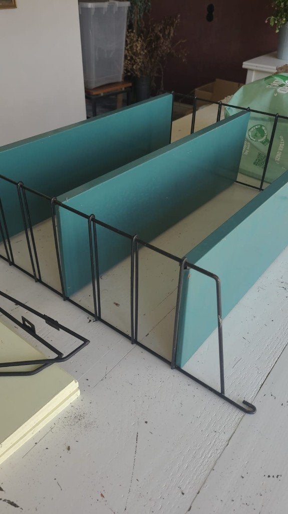 Vintage wandrek in Tomado-stijl – 3 groene metalen leggers, Huis en Inrichting, Woonaccessoires | Wandplanken en Boekenplanken