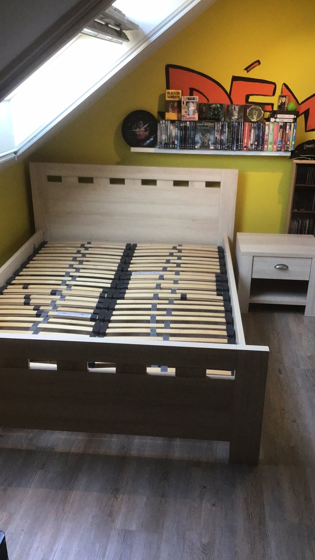 2 persoonsbed met nachtkastje en 2lattenbodems 2m x 1,40m, Ophalen, Zo goed als nieuw