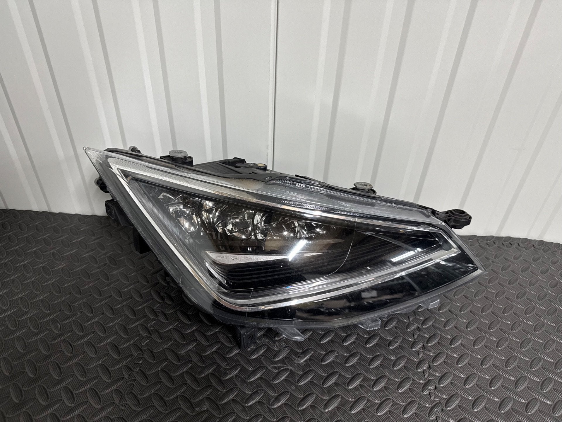 Phare arri re droit LED complet pour Seat Ibiza 6F 6F1941008, Neuf, Autovia A-2, Km 585 585
08760  Martorell, ES, SEAT S.A., Customercare@seat.es