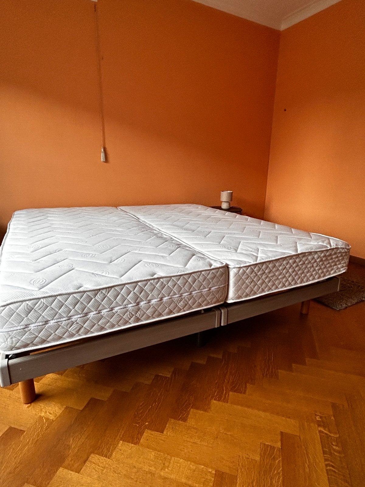 Bed met 2 lattenbodems en 2 matrassen, Huis en Inrichting, Slaapkamer | Bedden, Ophalen, Zo goed als nieuw, 90 cm