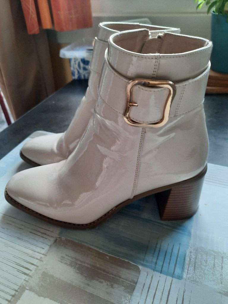 Zeer mooie laklederen laarsjes, Beige, Lage of Enkellaarzen, Ophalen of Verzenden, Zo goed als nieuw