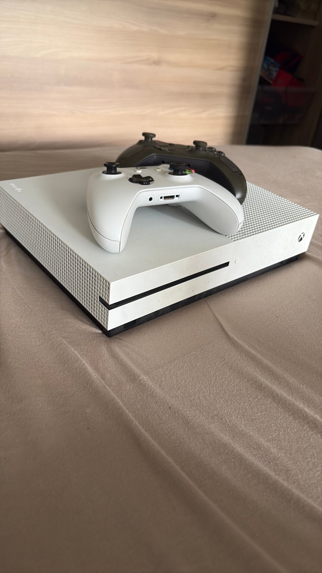 Xbox one s + 2 controllers, Games en Spelcomputers, Verzenden, Zo goed als nieuw, Xbox One