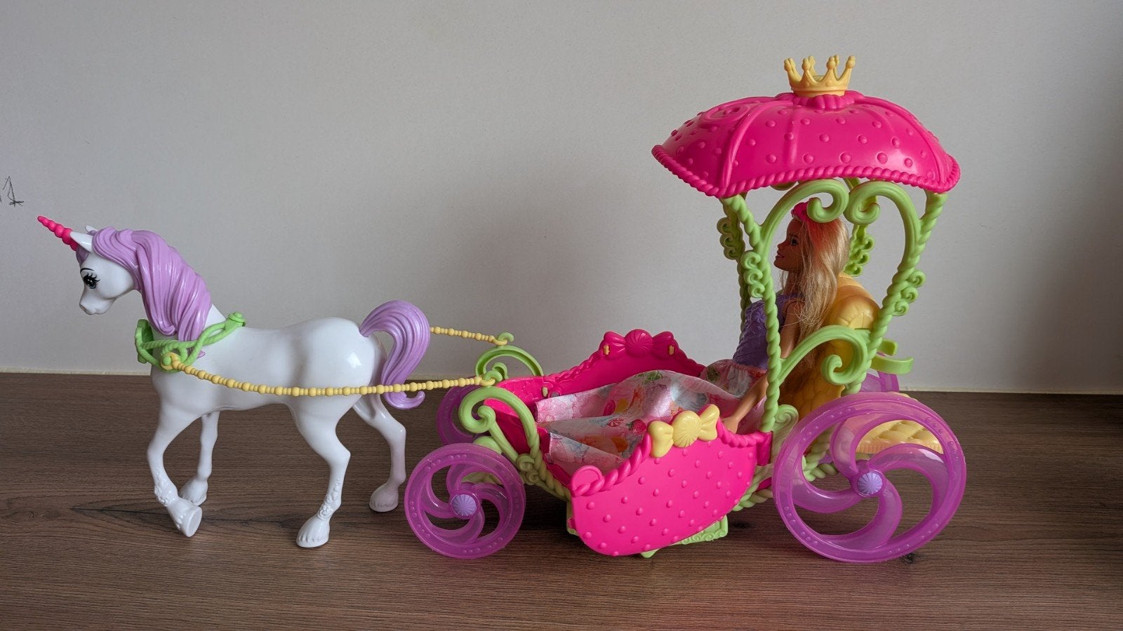 Barbie Dreamtopia koets met eenhoorn, Ophalen of Verzenden, Zo goed als nieuw