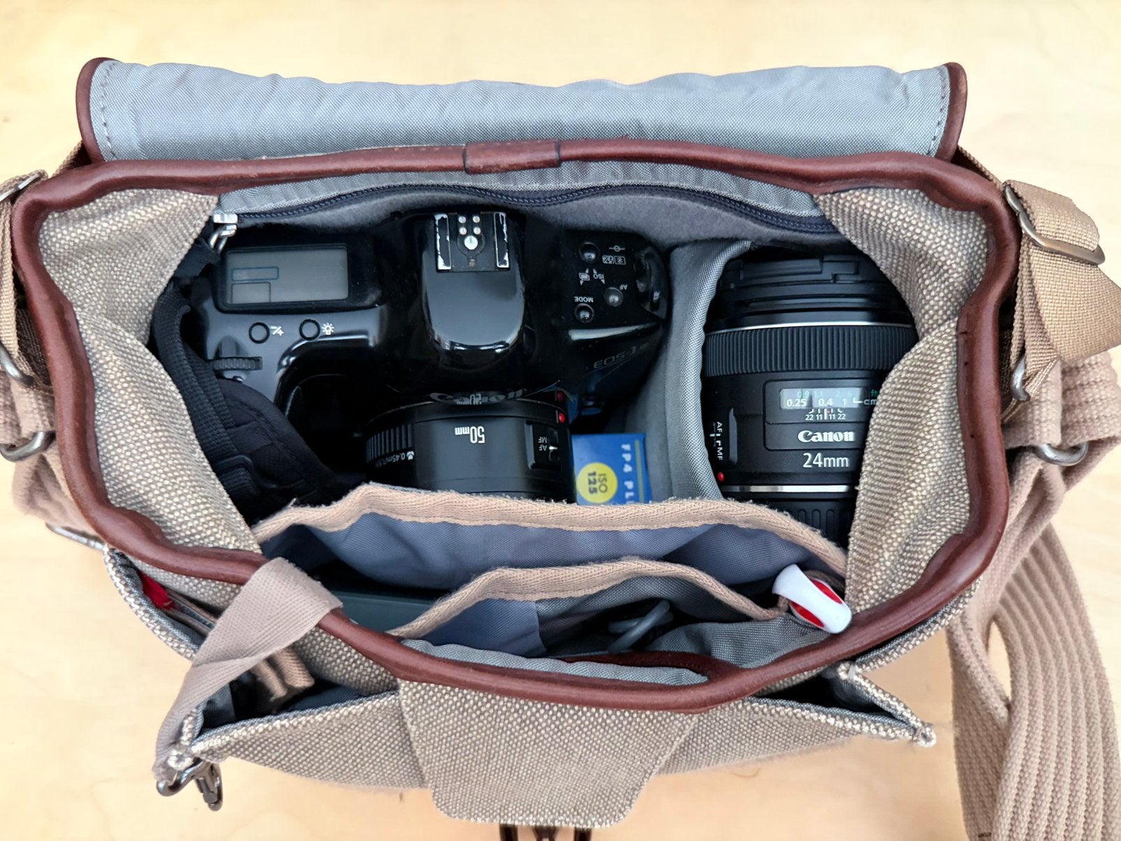 Analoge reflexcamera met 3 prime lenzen, tas, batterij etc., Ophalen, Gebruikt, Spiegelreflex, Canon