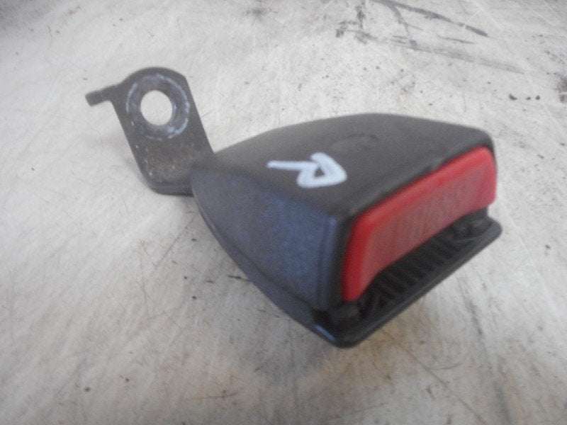 BOUCLE DE CEINTURE ARRIÈRE DROIT BMW 3 serie (E36 / 4), Utilisé, BMW, Petuelring 130
80809  München, DE, Bayerische Motoren Werke AG