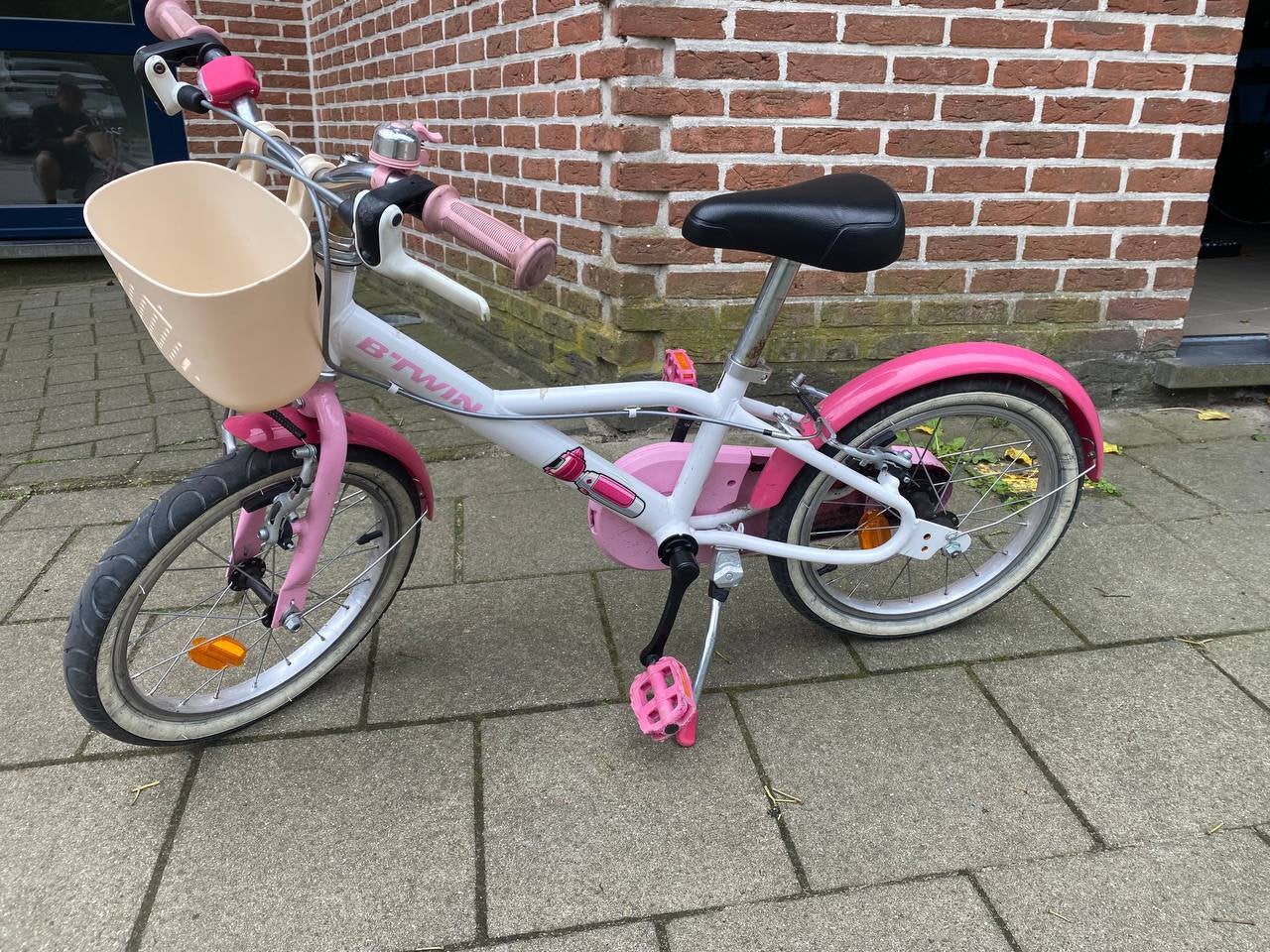 B’TWIN kinderfiets roze-wit met mandje, Ophalen, Gebruikt, 16 tot 20 inch