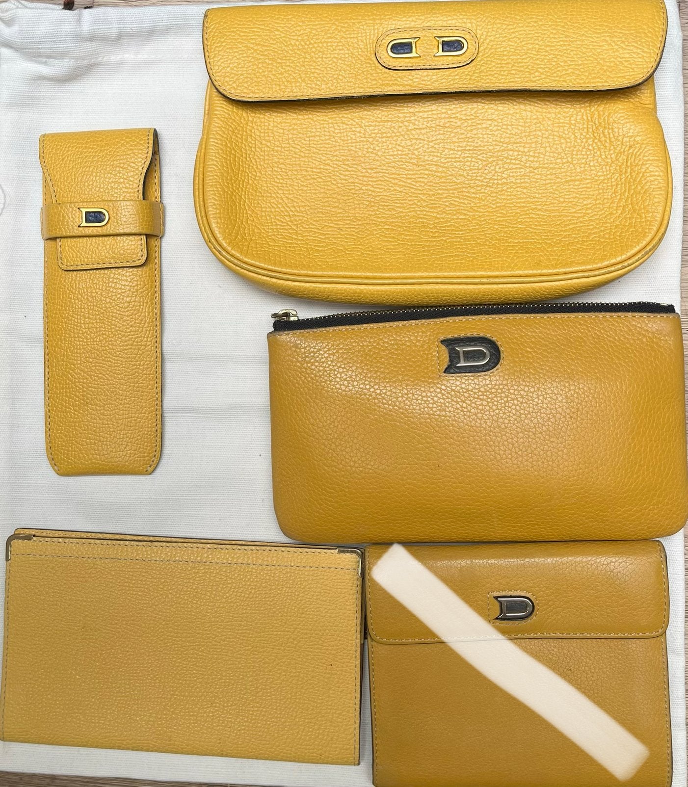 Vintage Delvaux lederen 4-delige accessoireset – Mosterdgeel, Ophalen of Verzenden, Gebruikt