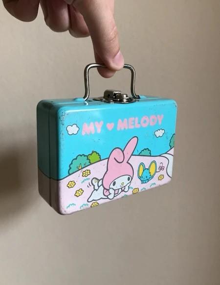 Petite boîte en métal Hello Kitty Sanrio 1976, Verzamelen, Blikken, Ophalen, Gebruikt, Overige, Overige merken