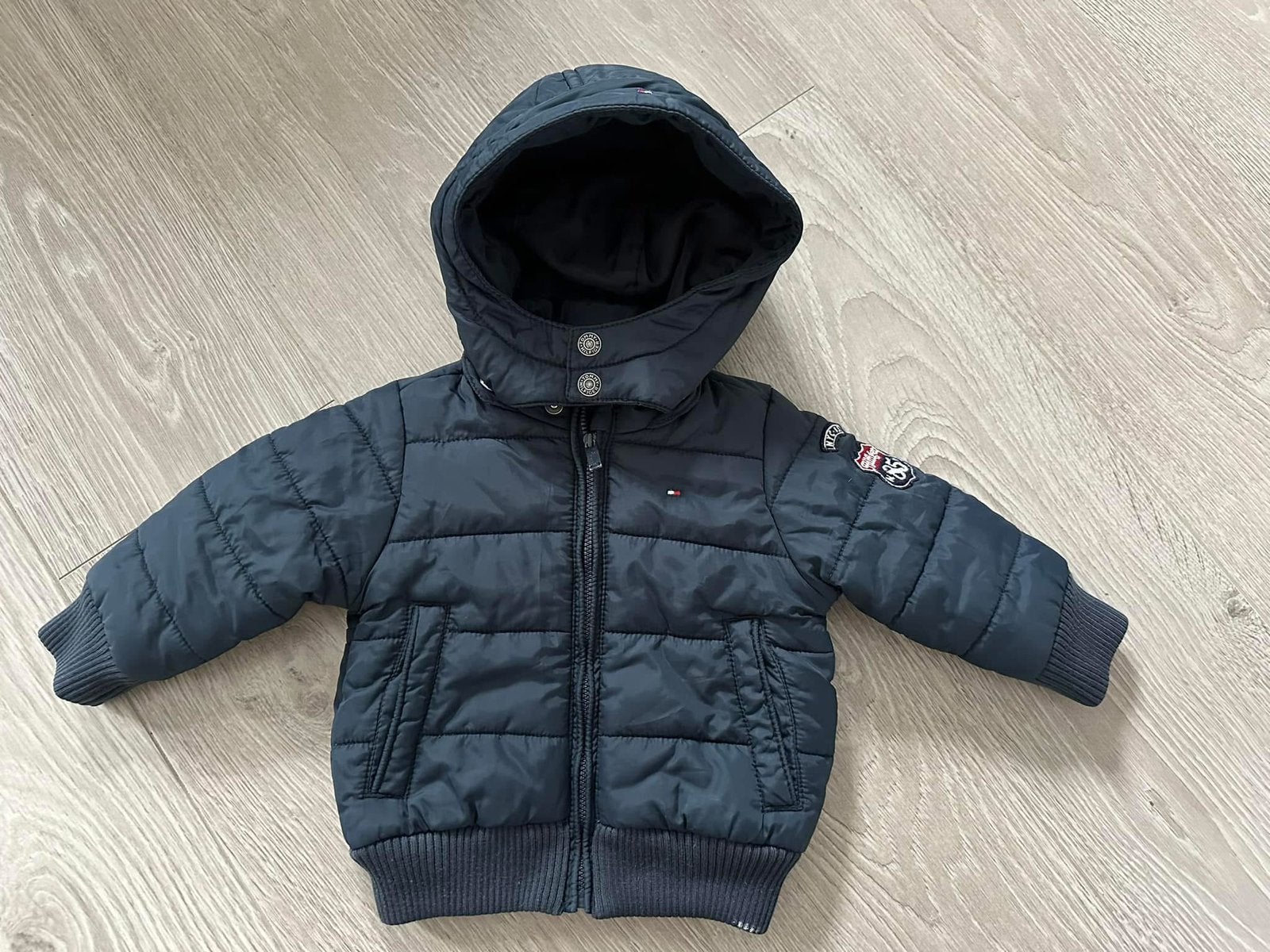 Tommy Hilfiger winterjas maat 74/80, Ophalen of Verzenden, Zo goed als nieuw