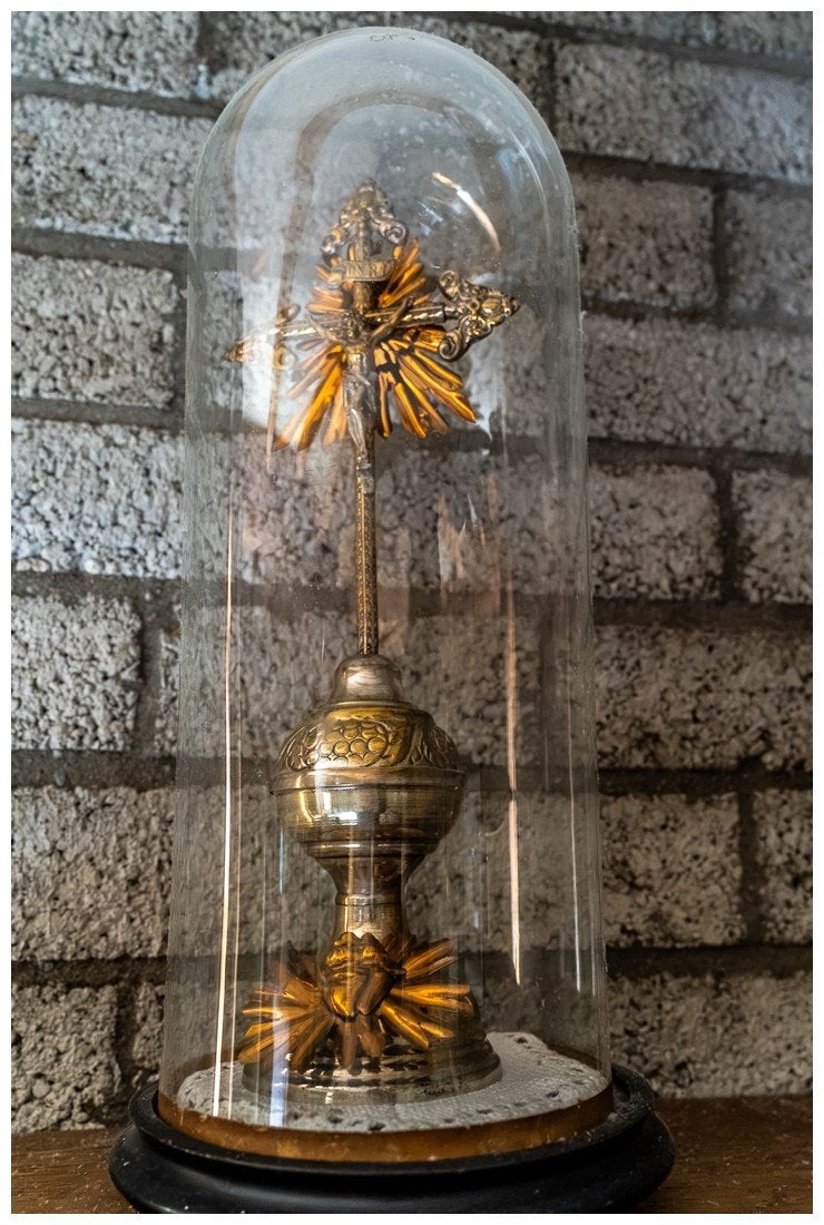 Crucifix / Kruisbeeld onder oude glazen stolp, Antiek en Kunst, Ophalen