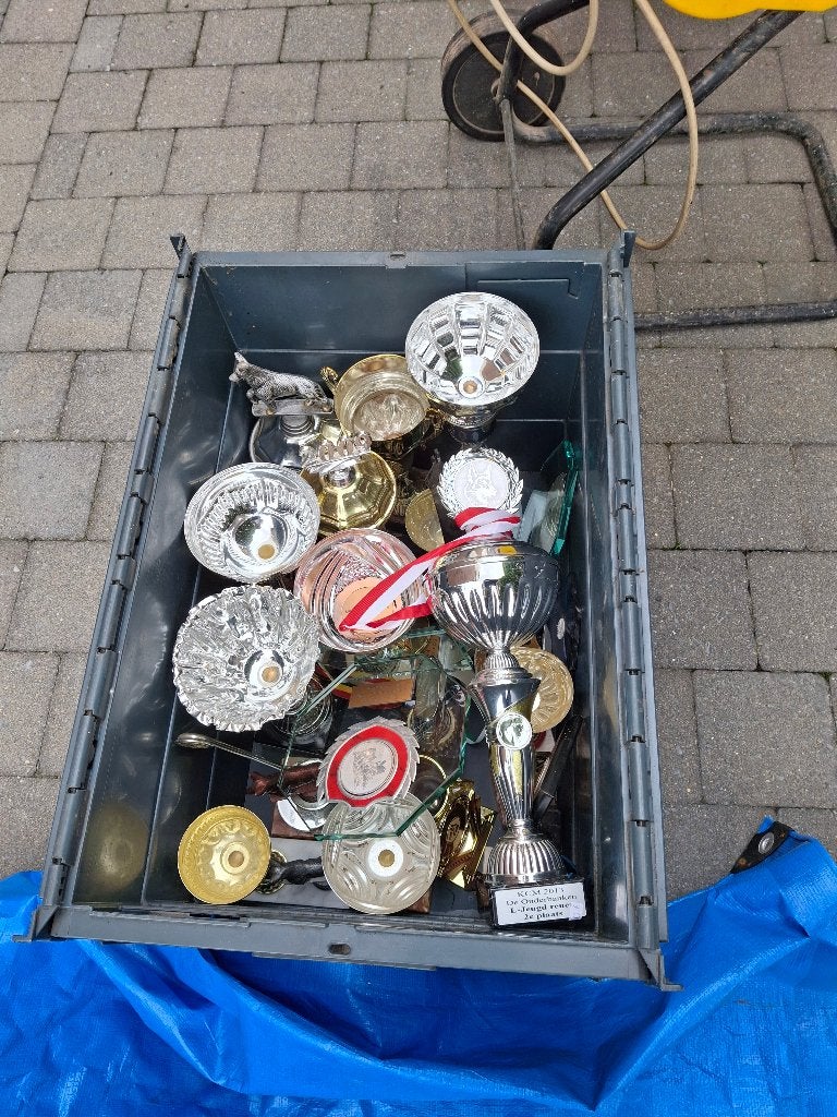 Trofeeen, Ophalen