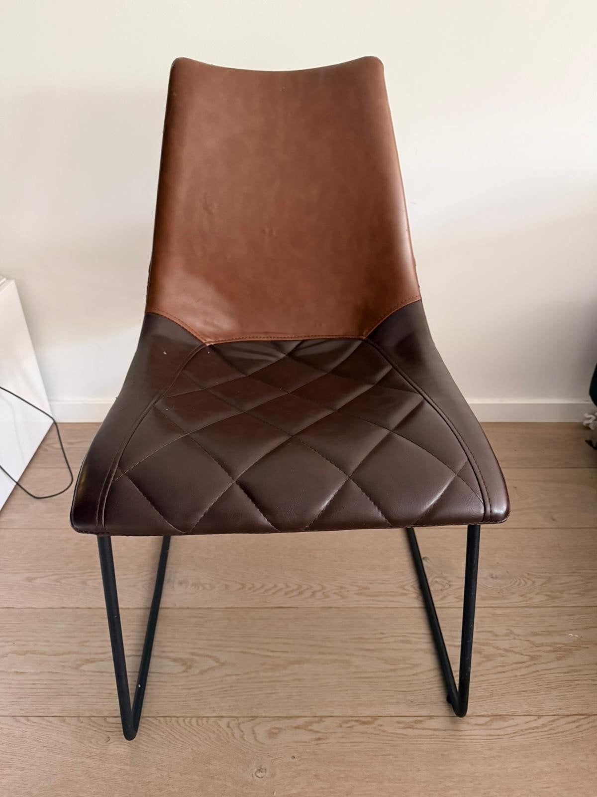 Ledere stoelen, Enlèvement