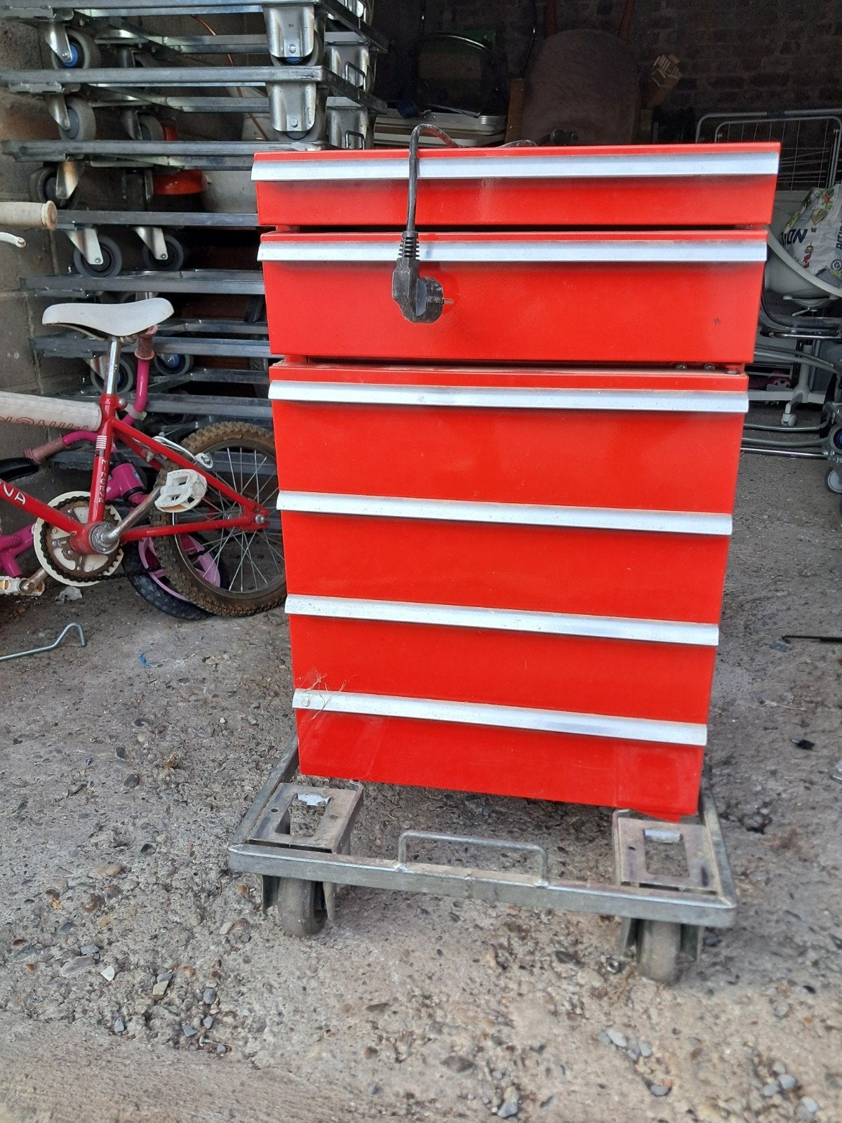 Servante avec frigo 75  euro Disponible à liège chenee