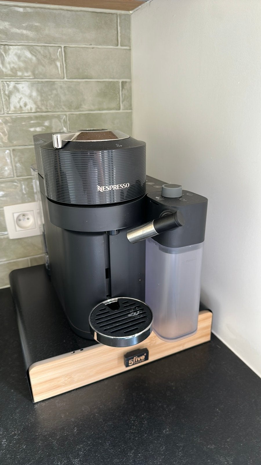 Nespresso lattissima vertuo machine, Réservoir d'eau amovible, Dosettes et capsules de café, Comme neuf, Enlèvement