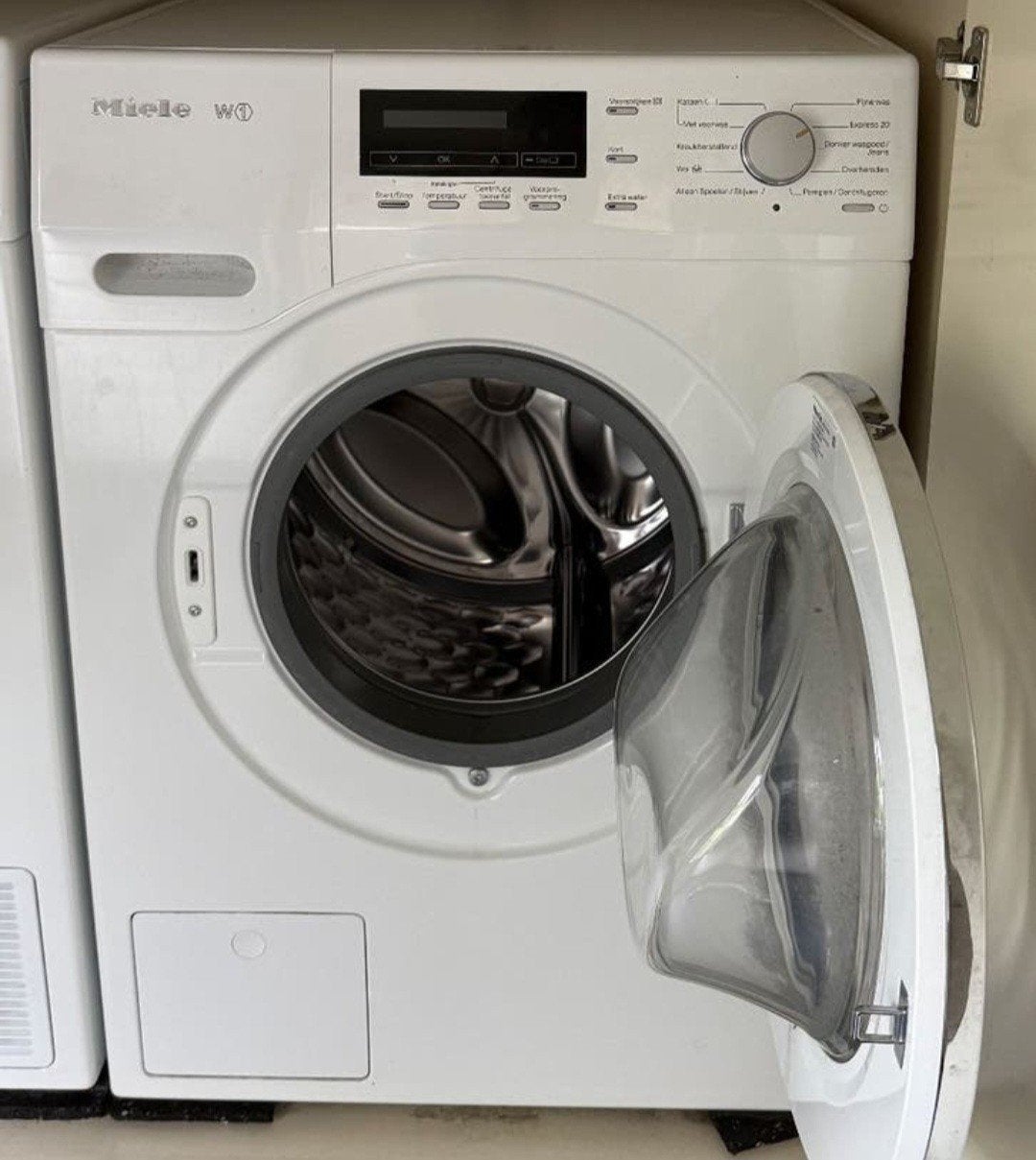 Jonge Miele W1 wasmachine met 1600 toeren, Ophalen, Minder dan 85 cm, 8 tot 10 kg, Voorlader