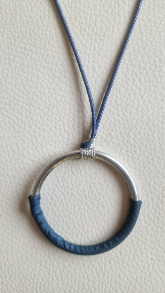 Speciale halsketting, Handtassen en Accessoires, Kettingen, Ophalen of Verzenden, Zo goed als nieuw, Zilver, Overige materialen