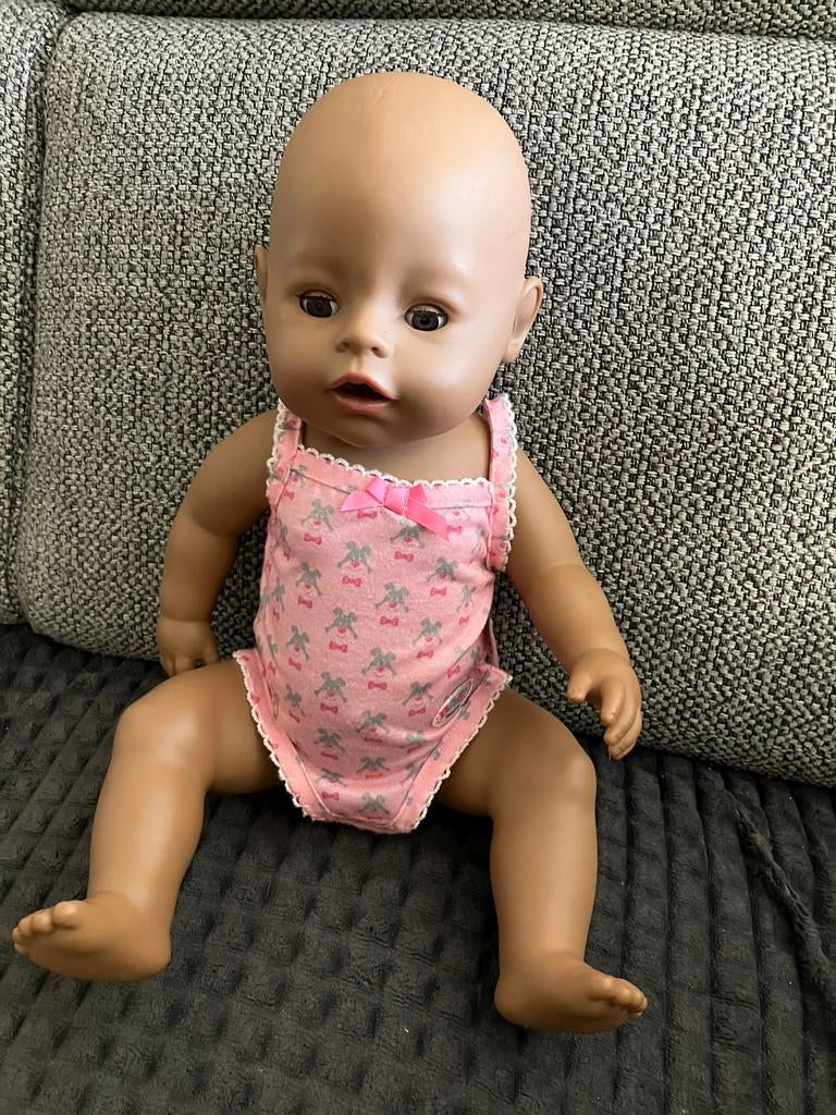 Poupée brune 43 cm baby born zapf création + barboteuse, Enlèvement ou Envoi, Comme neuf