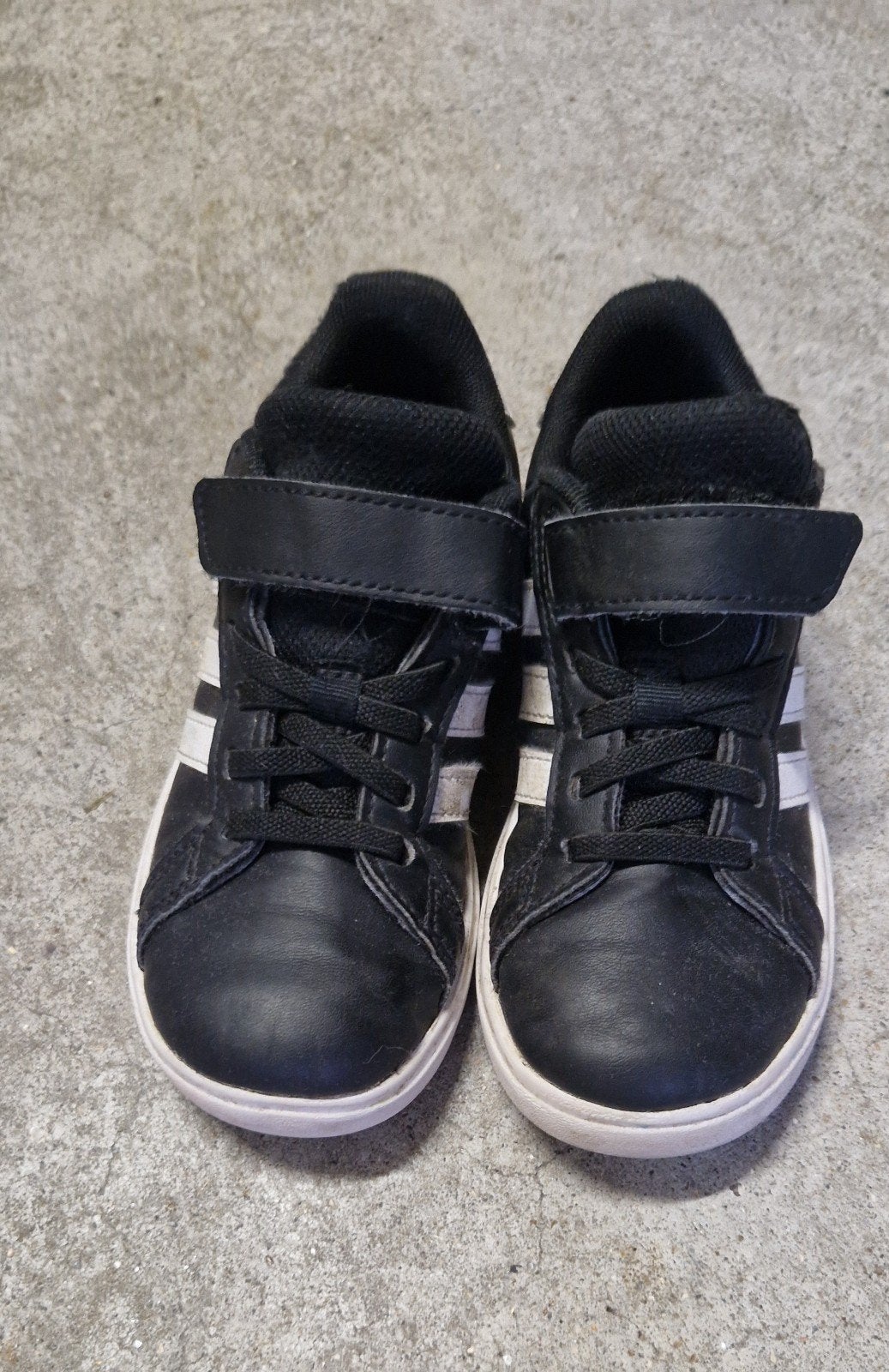 Adidas zwart en wit maat FR 30, Kinderen en Baby's, Ophalen, Adidas, Zo goed als nieuw, Jongen of Meisje