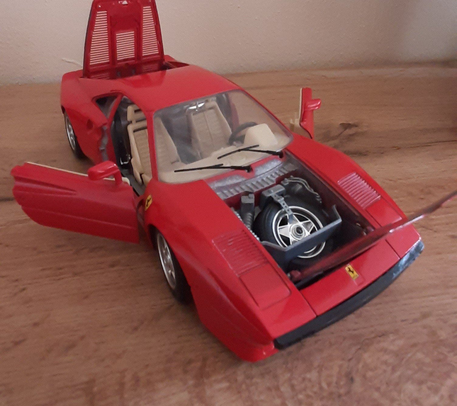 Ferrari GTO 1984 (1:18).
toujours dans une vitrine., Enlèvement