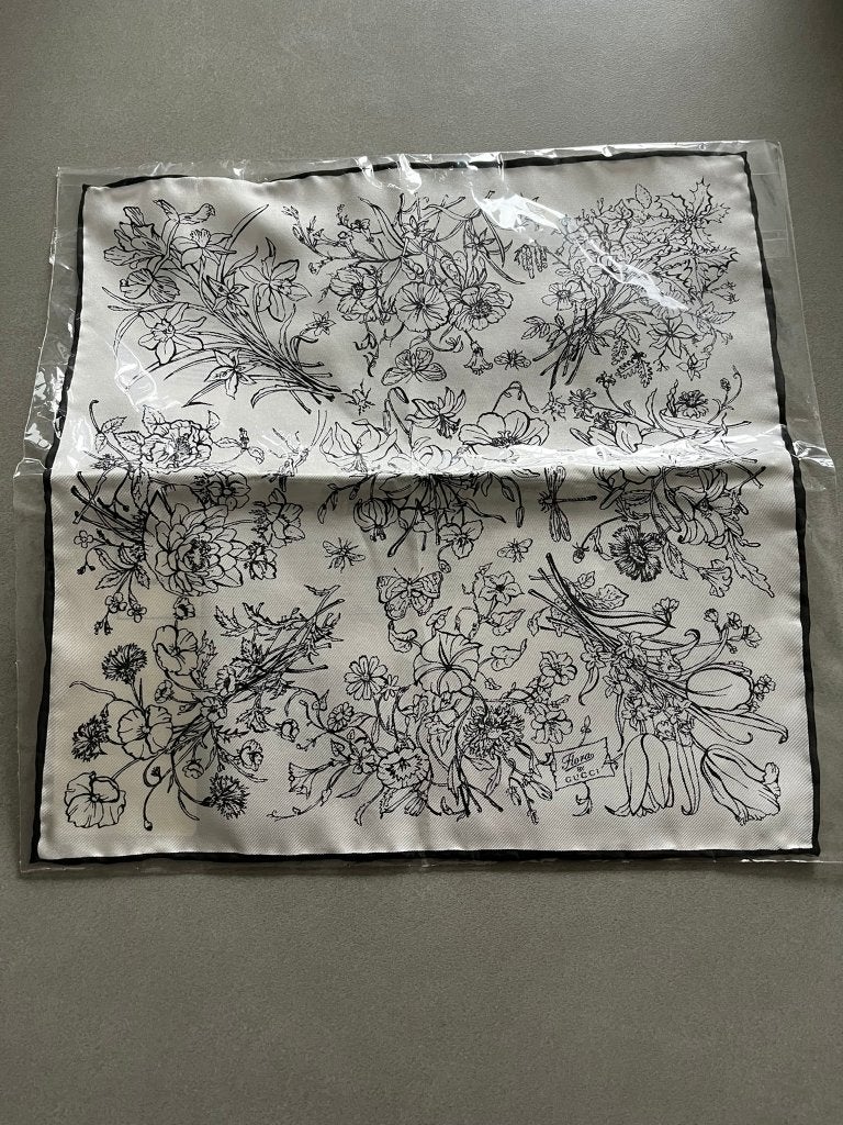 Gucci Flora Spring 14CI Wrist Scarf nieuw, Vêtements | Femmes, Bonnets, Écharpes & Gants, Enlèvement ou Envoi, Neuf