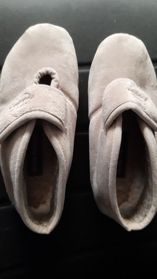 Hush Puppies warme pantoffels velcro beige 38, Verzenden, Beige, Zo goed als nieuw, Pantoffels of Sloffen