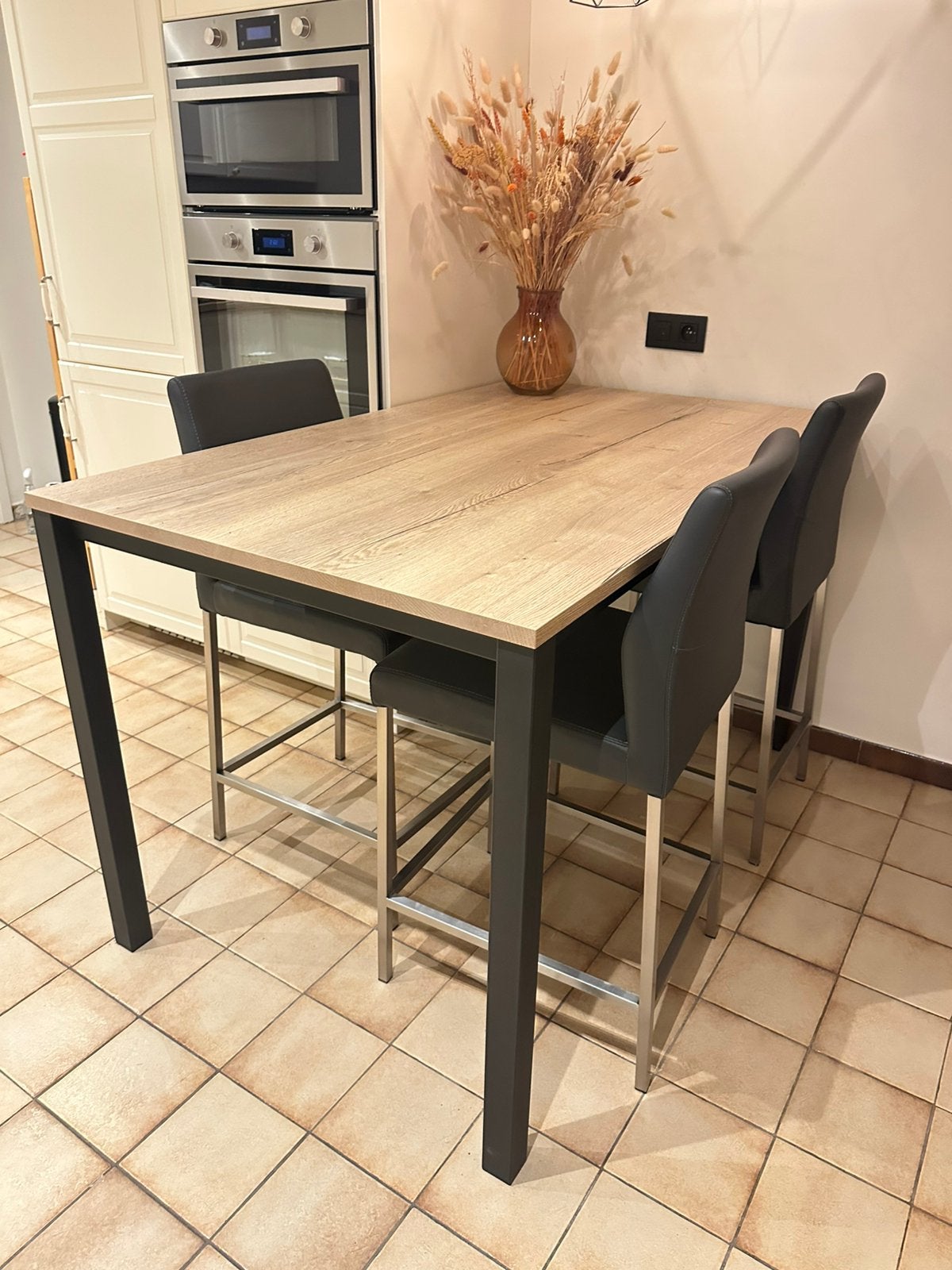 Houten tafel met zwarte aluminium poten + 4 leren stoelen, Huis en Inrichting, Tafels | Eettafels, Ophalen, Zo goed als nieuw