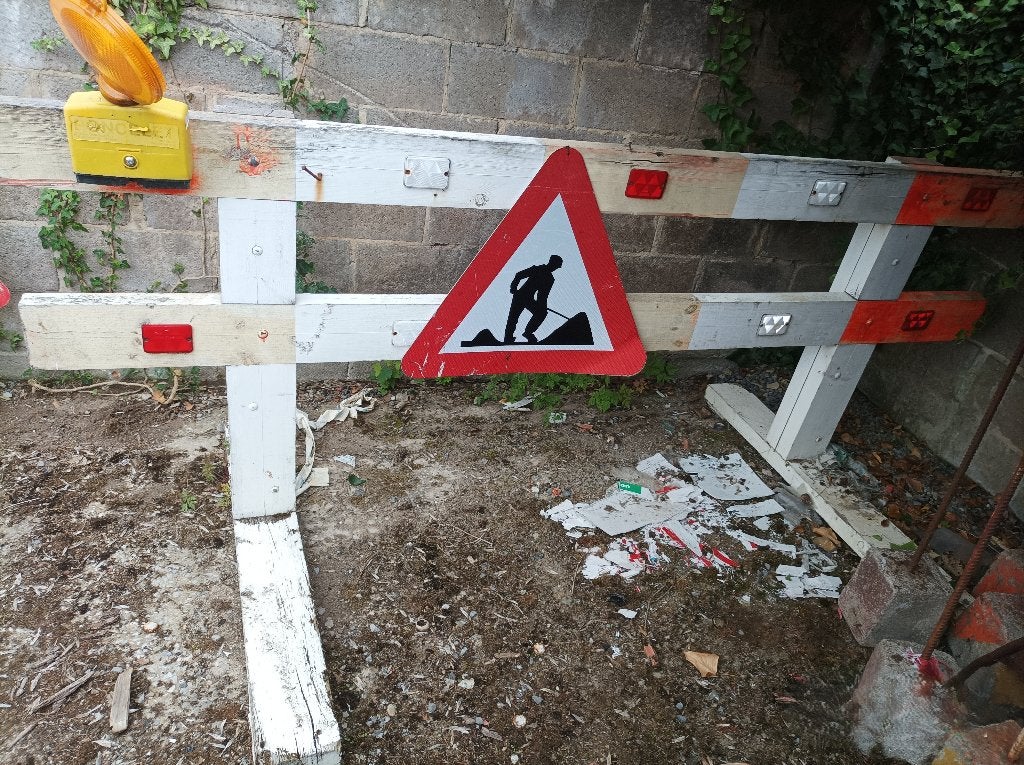 BARRIERES DE CHANTIER ET PANNEAUX SIGNALISATION, Enlèvement