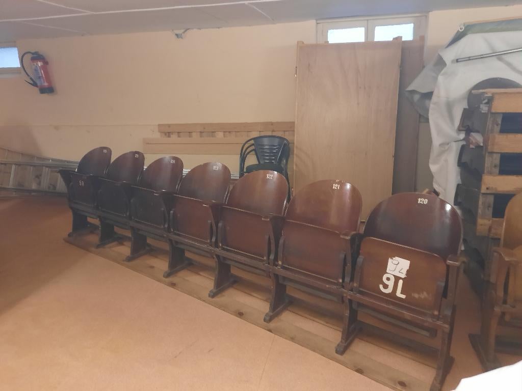 Te koop rijen van vintage houten bioscoopstoelen,prijs stoel, Ophalen