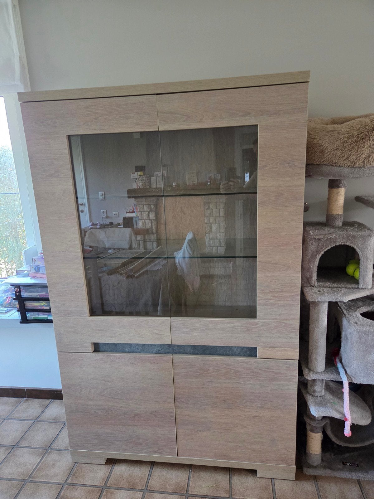 Vitrinekast in goede staat kan samen met living set, Huis en Inrichting, Ophalen, 100 tot 150 cm, Met deur(en), Overige houtsoorten