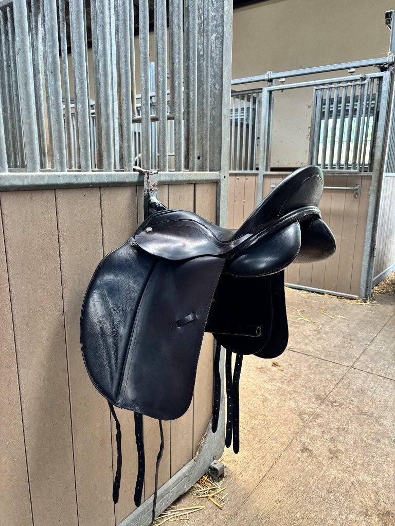 Albion Platinum dressuurzadel, Animaux & Accessoires, Chevaux & Poneys | Selles, L (17.5 pouces), Enlèvement, Utilisé, Siège creux